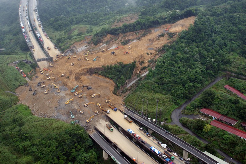 2010年04月25日，國道3號3.1公里處發生嚴重山崩意外，出動許多機具救援。圖／空勤隊提供