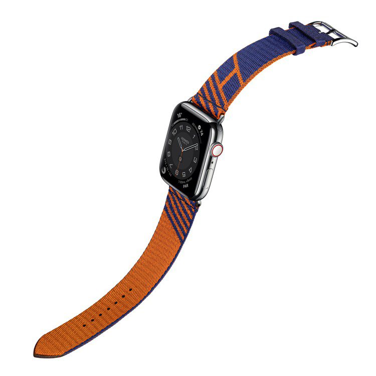 第六代Apple Watch Hermès_Jumping圖紋印花系列織帶表帶，藍寶石色與橘色，9,900元。圖／愛馬仕提供