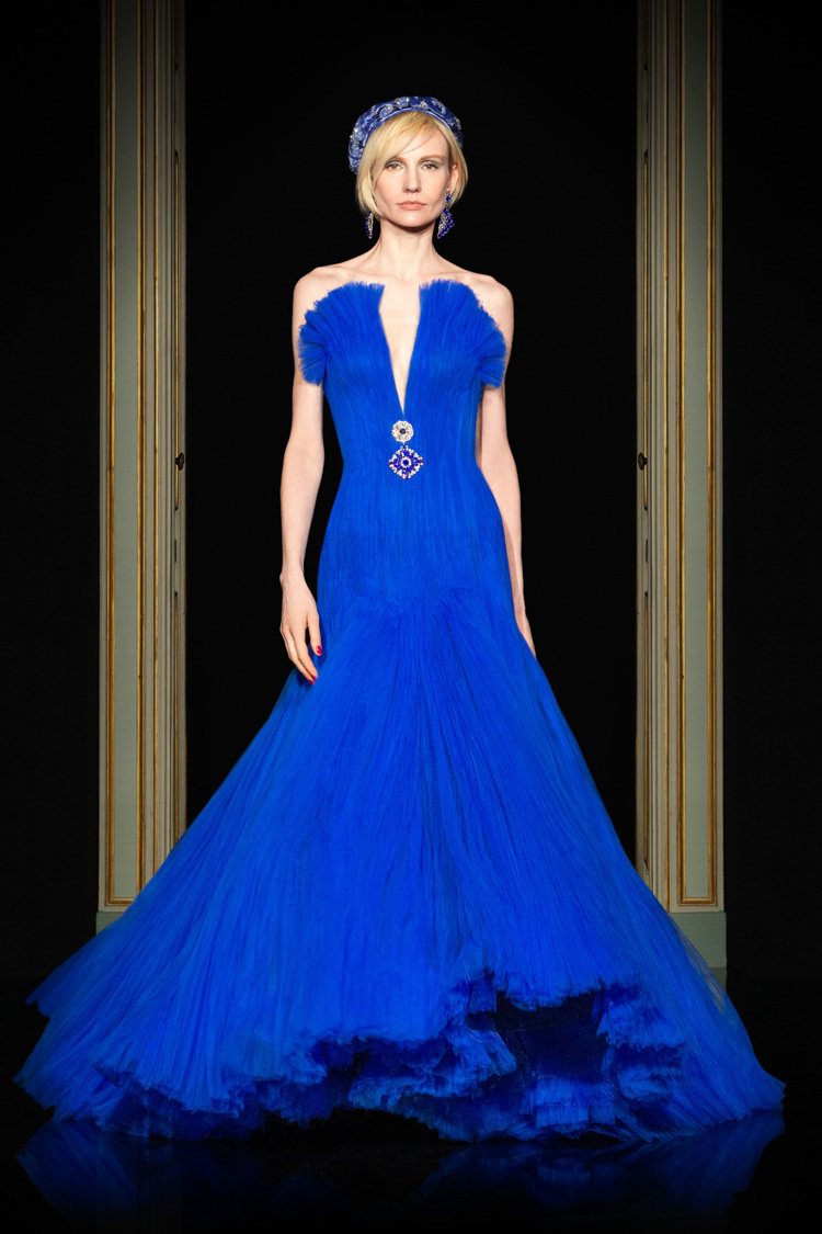 亞曼達塞佛瑞的禮服也是Armani一月份在高訂秀上推出的壓軸款式，不過當初展演的是優雅、帶點神祕感的寶藍色。圖／Armani提供