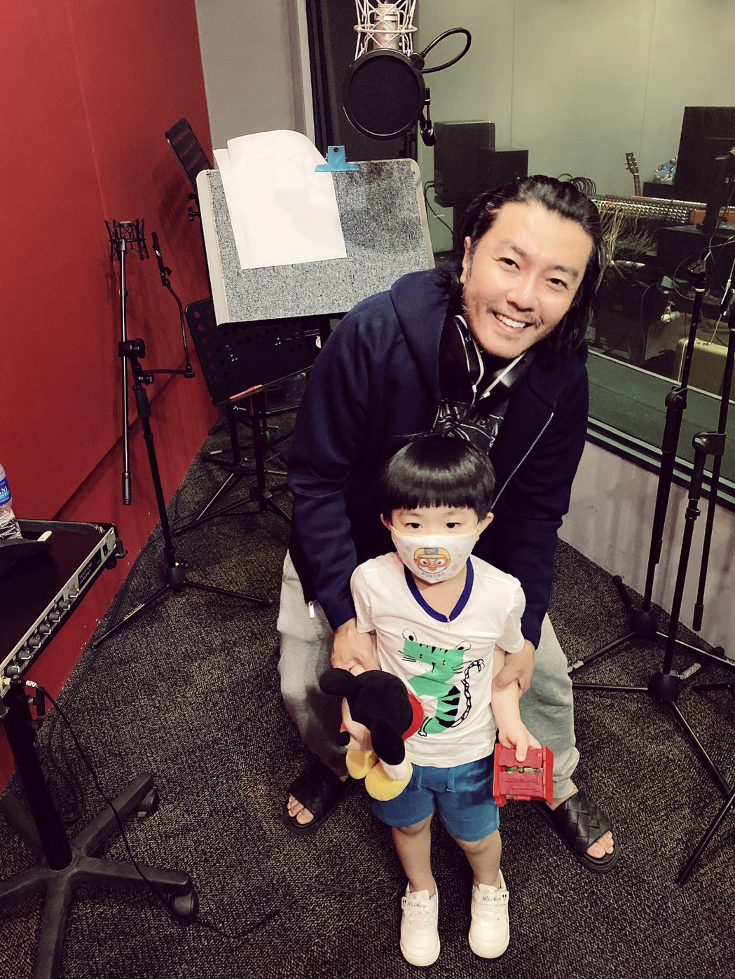 阿杜(後)透露5歲愛子「小杜杜」不管多晚都要到錄音室探班。圖／種子音樂提供