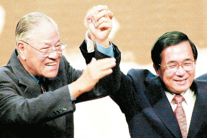 前總統李登輝（左）及陳水扁（右）一度情同父子，後來為了國務機要費案，兩人關係幾近決裂。圖／聯合報系資料照片