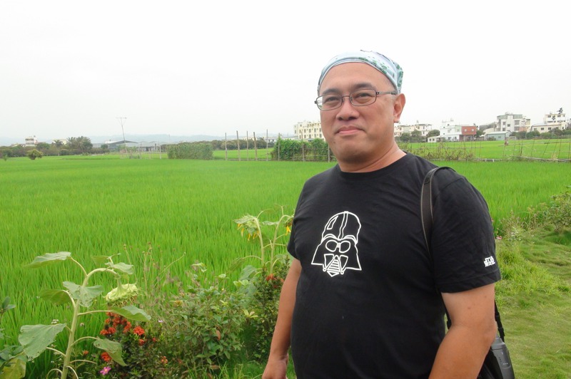 李璟泓是專業的灰面鵟老鷹觀察者，也是業餘的農夫，為了對抗光電入侵農地，他在苗栗通霄買地耕種。記者余采瀅／攝影