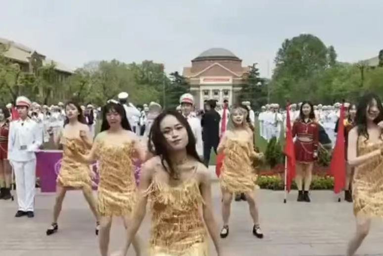 北京清華一群女學生在校慶尬舞，意外引發大陸民眾熱議。圖／取自百度