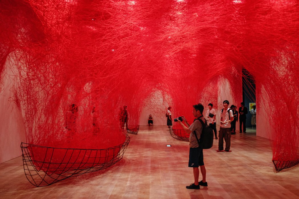 2019年塩田千春在東京森美術館的展覽《塩田千春：顫動的靈魂》，其票房擠進開館以...