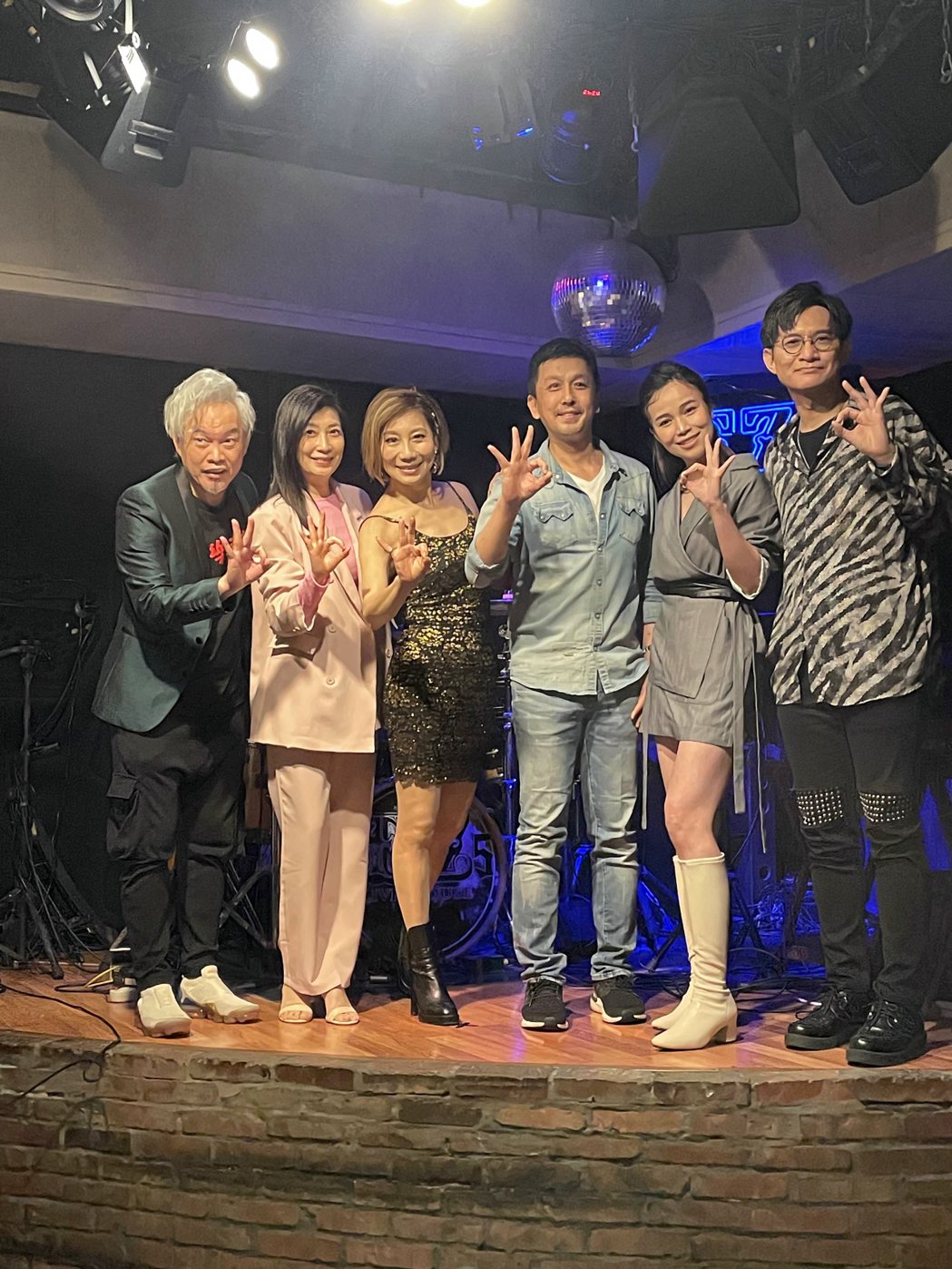 康康（左起）、黃嘉千、郎祖筠、虎哥、林芯儀和卓義峰今為「EZ5 30傳奇演唱會」