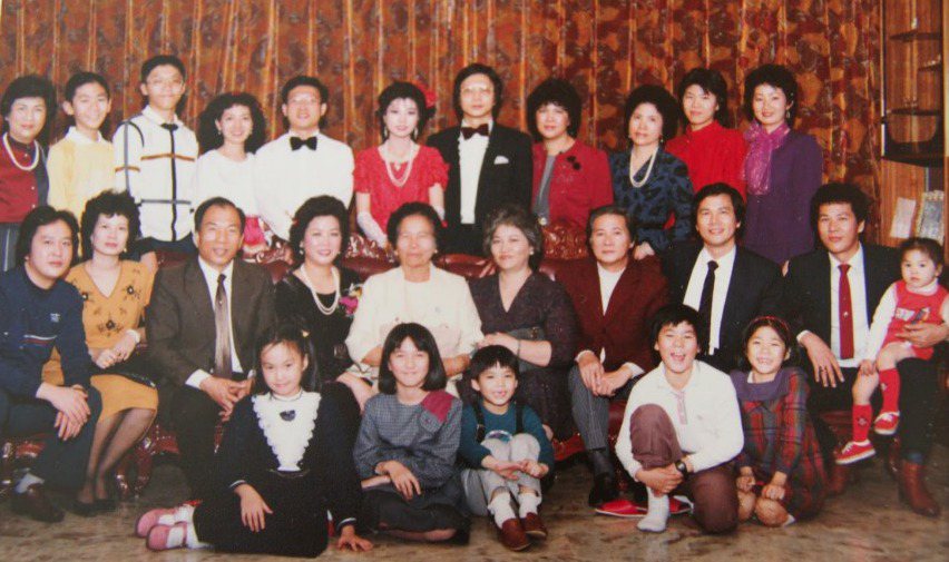 謝文侃（前排中）家族合照。照片提供／謝小五