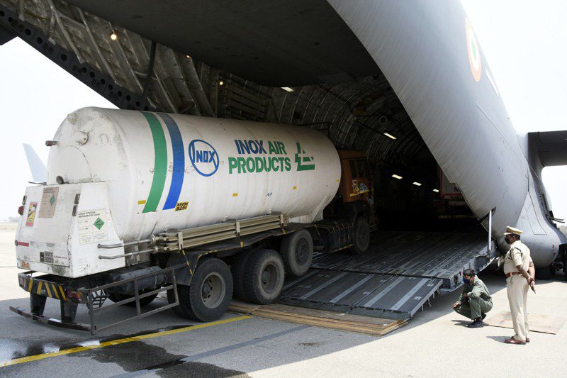 印度空軍貨運飛機廿三日在海得拉巴貝甘佩特機場裝載氧氣氣罐車，準備將其送往東部的奧里薩邦。新華社