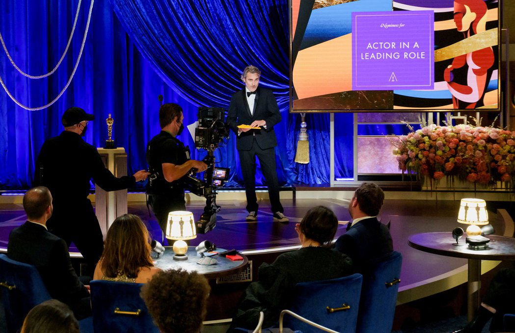 上屆奧斯卡影帝瓦昆菲尼克斯頒發最佳男主角獎，結果相當尷尬。圖／路透資料照片