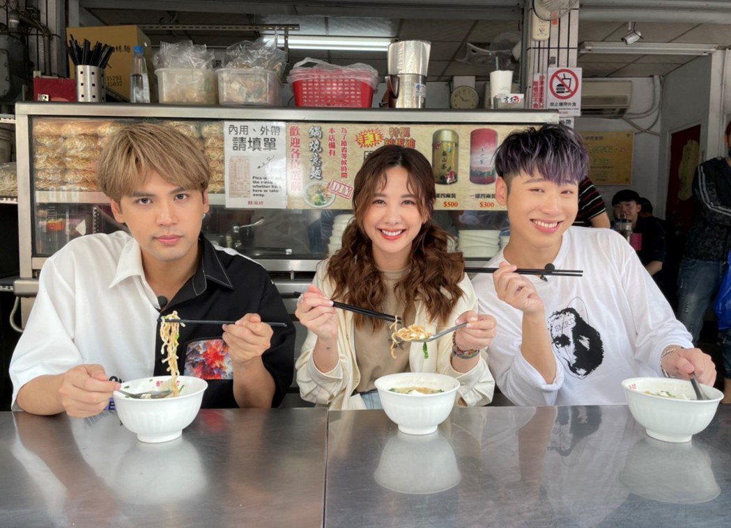 陳零九（左起）、安心亞和小賴吃遍台南美食。圖／TVBS提供