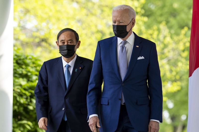 日本學者松田康博表示，美國總統拜登（右）與日相菅義偉（左）會談後發表的聯合聲明，放入了邀請中國國家主席習近平的「後門」。歐新社