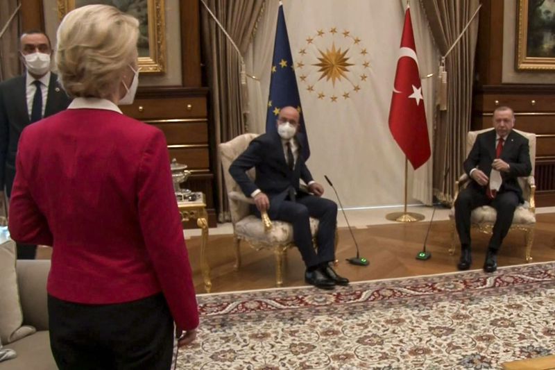 本月6日，歐盟執委會主席范德賴恩（左）和歐洲理事會主席米歇爾（中）訪問土耳其，與土國總統厄多安（右）討論雙方關係。但會中土國僅安排2個主座位，一度讓范德賴恩站著。法新社