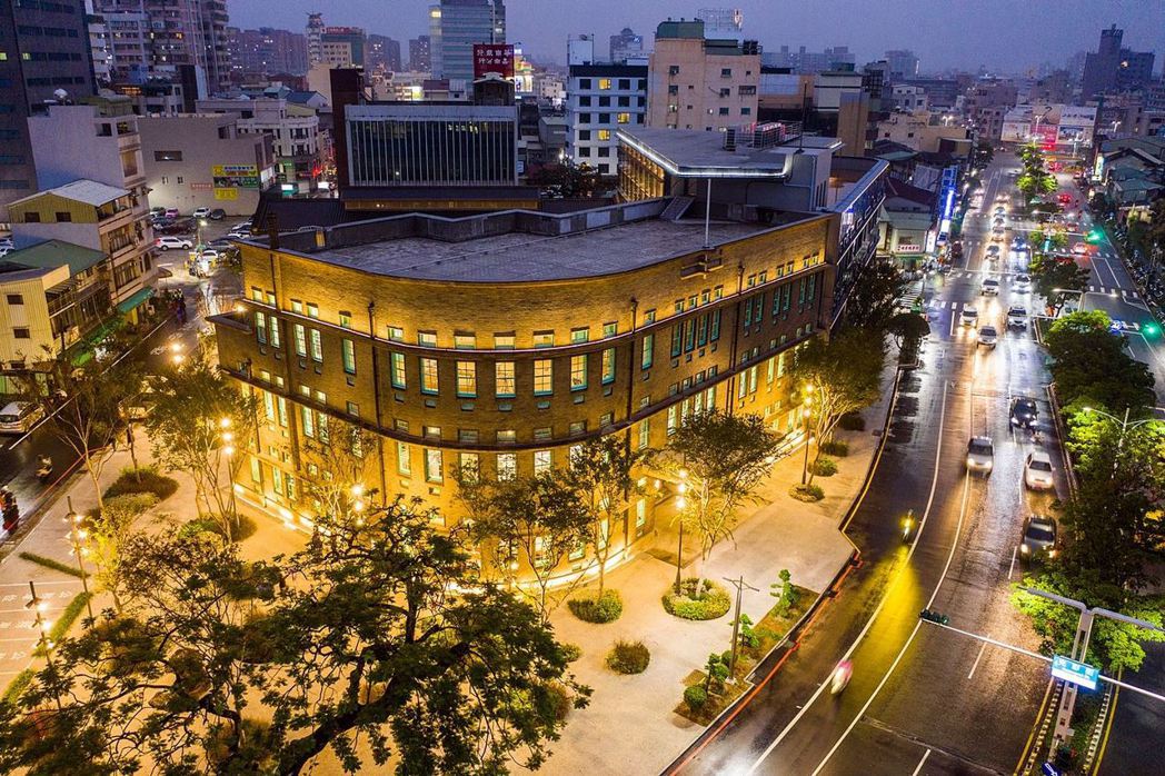 嘉義市立美術館去年9月開放，近期成為全市熱搜景點第1名，亦將化為「2021台灣設...