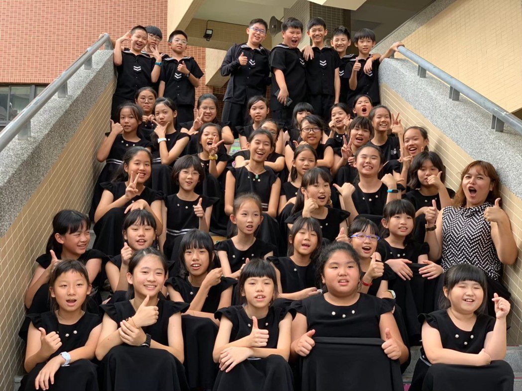 高雄市福山國小合唱團2年前參與演出「聽見歌再唱」，當年還是國小高年級的孩子，現在...