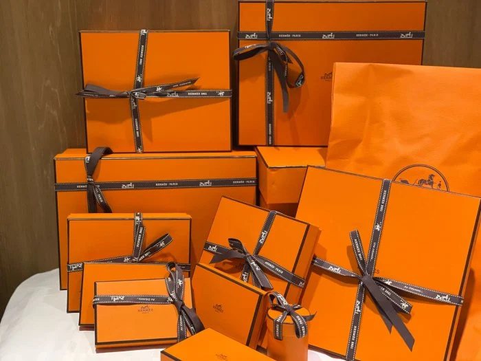 一名女網友貼出自己的愛馬仕橘盒「全家福」，引起網友熱議。
圖擷自dcard