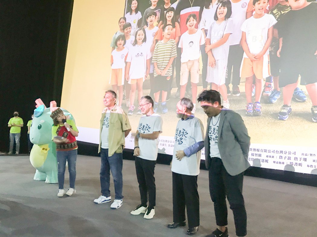 導演楊智麟(左二起)、監製陳鴻元、片中飾演校長的杜滿生，以及撒基努到現場向觀眾分...