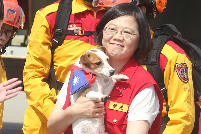 蔡英文總統2018年出席「國家防災日」活動，抱著搜救犬「樂樂」合影。圖／聯合報系資料照片