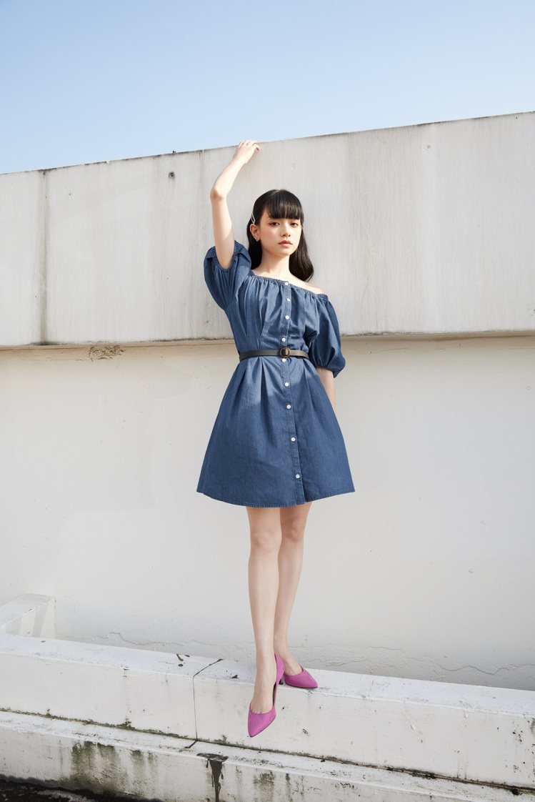 品牌大使姚愛寗示範GU夏日連身裙系列單品，展現繽紛亮眼夏日穿搭。圖／GU提供