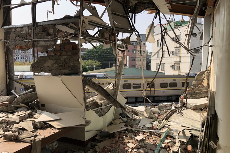 台南鐵路東移案最後一戶半拆迫遷戶黃春香的家遭突襲拆，站在房裡就能看到外頭施工街景，是鐵路立體化民眾受害範例。記者何定照／攝影