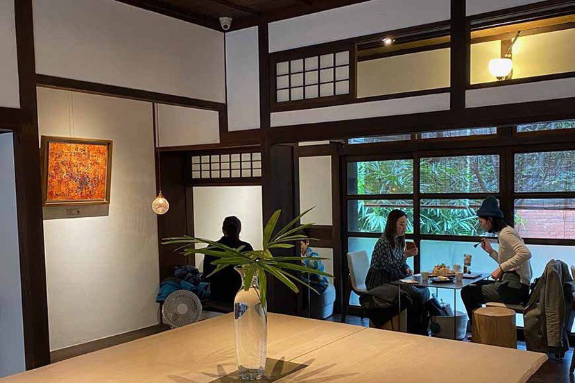 建築內部線條多以「円（Yen，元）」作為基本圖像，簡潔素雅。空間結合咖啡店，適合...
