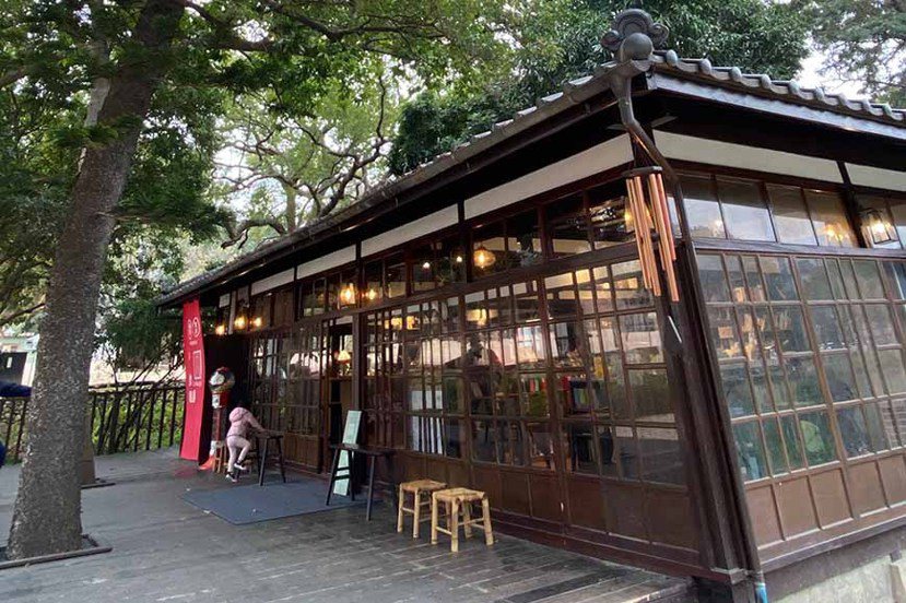 位在新竹公園麗池旁、新竹動物園對面，是日治時期招待日本官員的高級社交場所，料亭即...