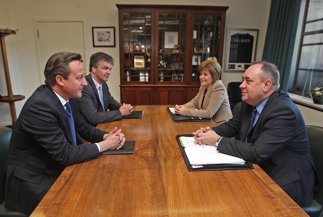 2012年英國首相卡麥隆（左一）與蘇格蘭的SNP政府展開「獨立公投」的發動談判—...