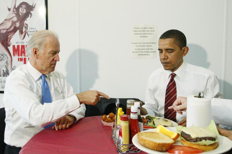 眾多共和黨政客宣稱，拜登將限制美國人每個月只能吃一個漢堡。圖為2009年時任副總統的拜登（左）跟前總統歐巴馬一同享用漢堡。 美聯社