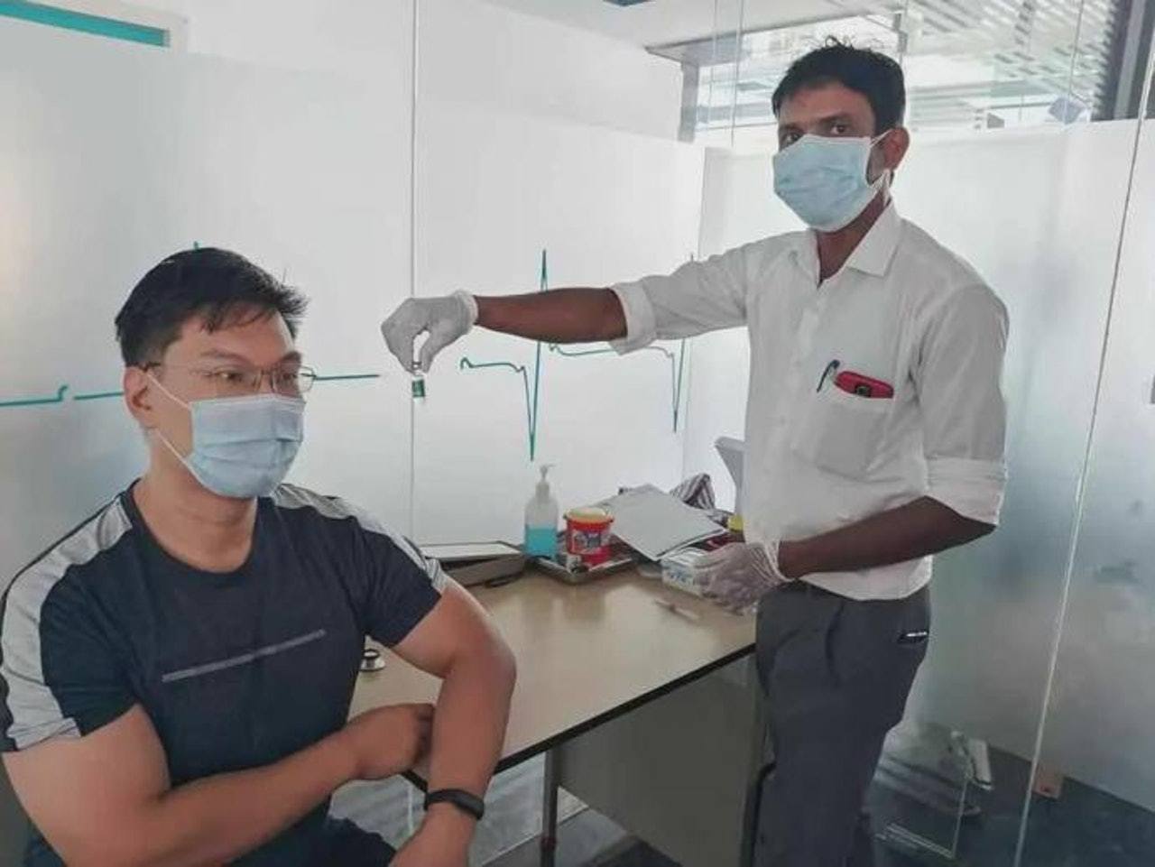 隨水在印度接種新冠疫苗。（環球人物）