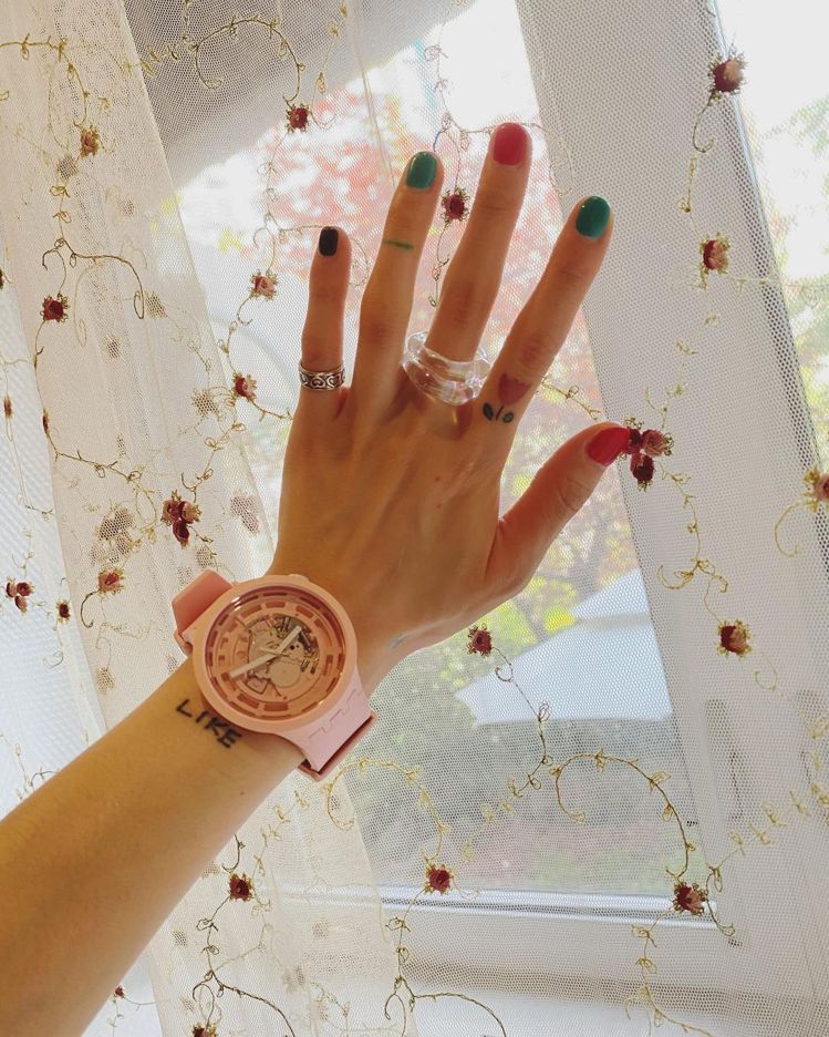 泫雅搶先戴上SWATCH推出的生物陶瓷腕表。圖／摘自instagram