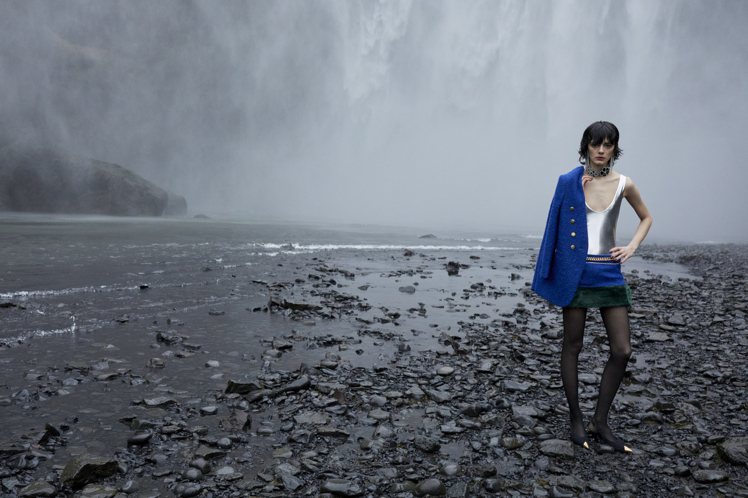 Saint Laurent發表2021年冬季女裝系列，依舊運用大自然之美來巧妙襯托新裝系列的魅力。圖／Saint Laurent提供
