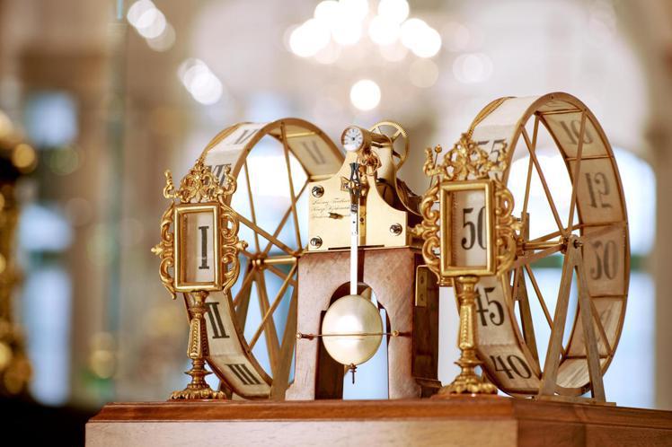 1896年時，以1：10比例重新製作的五分鐘字鐘模型，以木材、玻璃、鍍金黃銅、 黃金齒輪所打造，並在1980年被輾轉贈予德累斯頓皇家數學物理沙龍。圖 / 朗格提供。