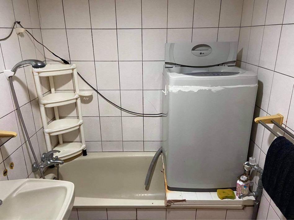 有網友看房子時發現房東竟然將洗衣機放在浴室的浴缸上面，讓人看了冷汗直流。 圖／翻攝自「奇葩裝潢分享中心」