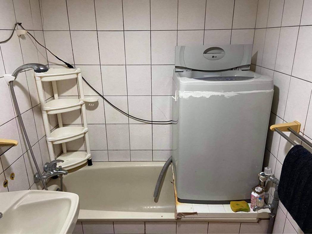 有網友看房子時發現房東竟然將洗衣機放在浴室的浴缸上面，讓人看了冷汗直流。 圖／翻...