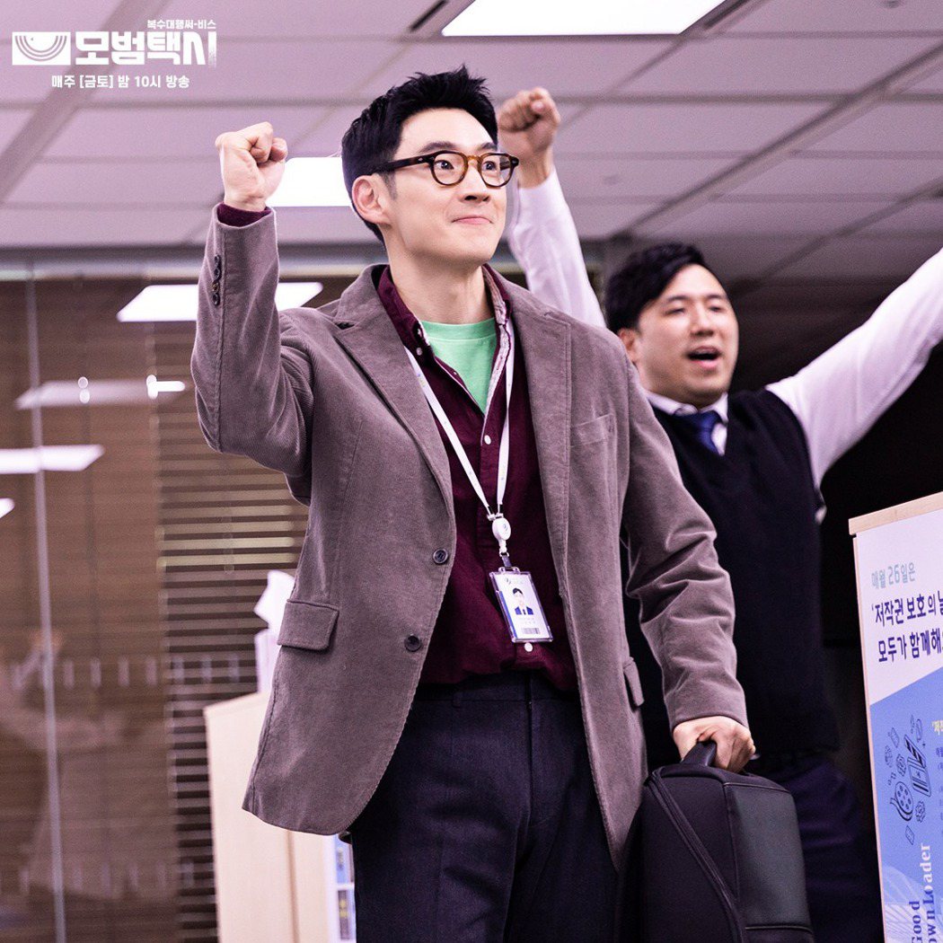 在韓劇「模範計程車」中，男主角李帝勳（前右）為幫助在職場受欺凌的員工復仇，化身海...