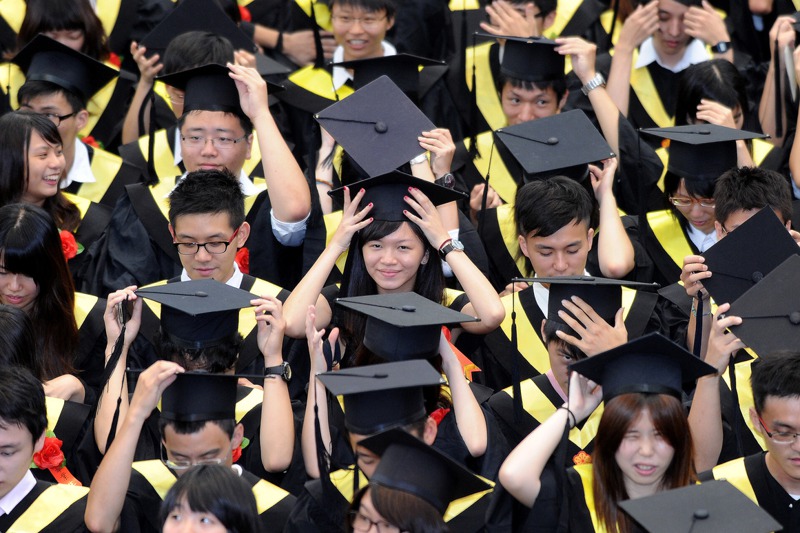 台灣近年來產業轉型快速，有愈來愈多名校畢業生為了大展身手，投身小公司或勇於創業。圖為台大畢業典禮。圖／聯合報系資料照片