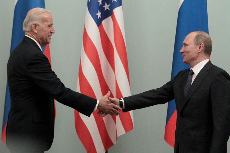 烏東情勢緊張，美國總統拜登（左）4月13日打電話給俄國總統普亭（右），主動讓美國兩軍艦不進黑海，隨即下令暫時撤軍。圖為兩人2011年會面。路透