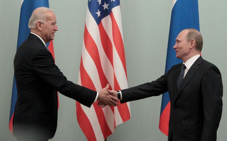 烏東情勢緊張，美國總統拜登（左）4月13日打電話給俄國總統普亭（右），主動讓美國兩軍艦不進黑海，隨即下令暫時撤軍。圖為兩人2011年會面。路透