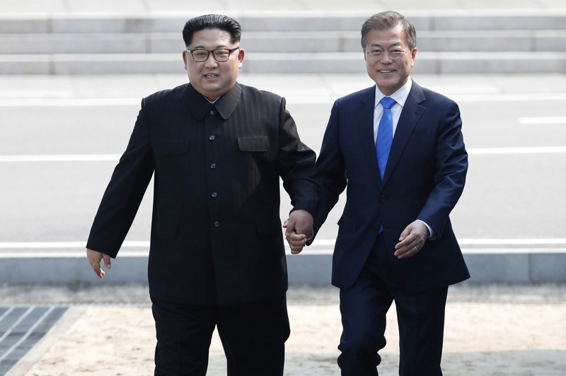 韓國總統文在寅（右）5月下旬將訪問美國，他最在意的還是重啟朝鮮無核化與韓半島和平進程，圖為文在寅2018年與北韓領導人金正恩（右）在板門店會面。美聯社