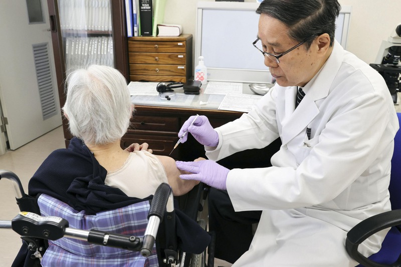 日本65歲以上老人從4月12日起接種，符合資格的約3600萬人，到4月底只有14萬人打到第一劑。美聯社