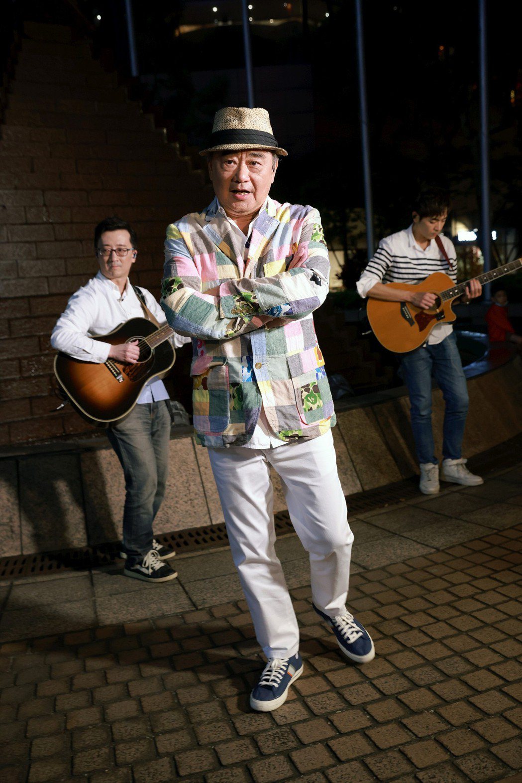 陳昇昨晚於台北信義區街頭邊走邊唱。圖／新樂園製作提供