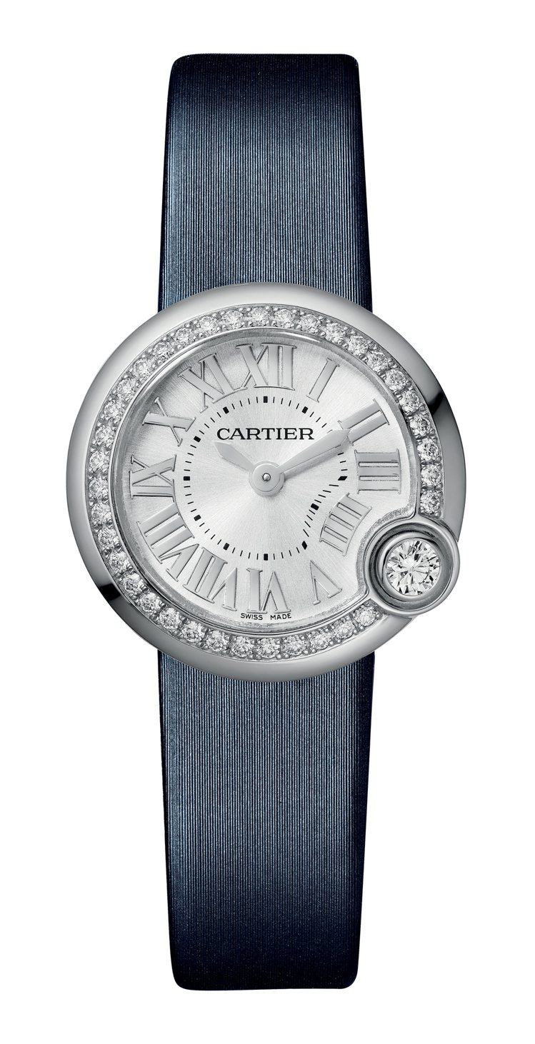 CARTIER Ballon Blanc de Cartier 26毫米精鋼鑽石腕錶，配海軍藍小牛皮表帶，約19萬5,000元起。圖／卡地亞提供