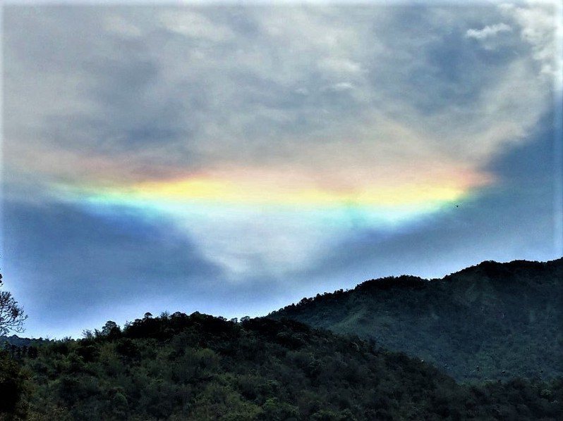 民眾拍下日月潭大竹湖地區上空出現「七彩雲」的絕美瞬間。圖／讀者提供