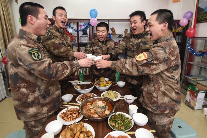 今年中國解放軍的春節菜單，8菜2飯1湯且全是「硬菜」，意思是平常少見的大餐，圖為2015年長白山天池哨所官兵在吃年夜飯前用果汁乾杯。新華社