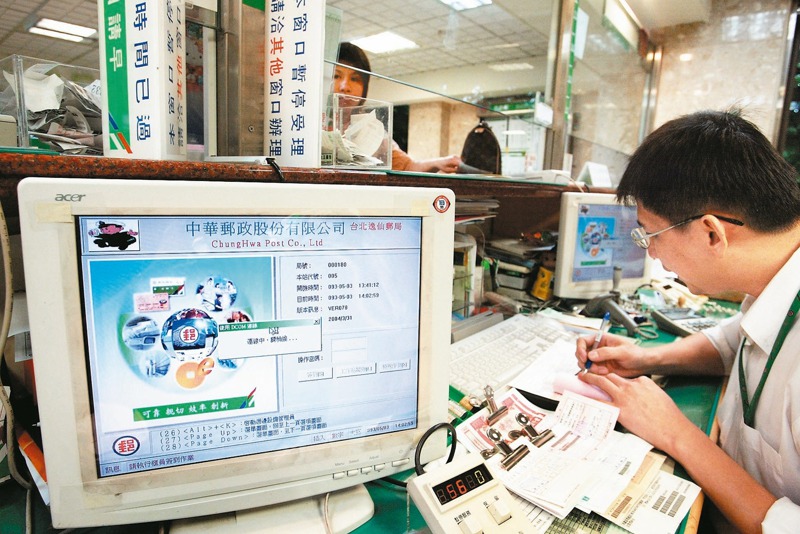 中華郵政公司有430個支局、約1600台電腦終端機，遭SASSER（殺手）病毒癱瘓而不斷開機、關機，讓窗口櫃檯的電腦無法連上線，北市逸仙支局的櫃檯行員只好改以手寫方式，為顧客服務。圖／聯合報系資料照片