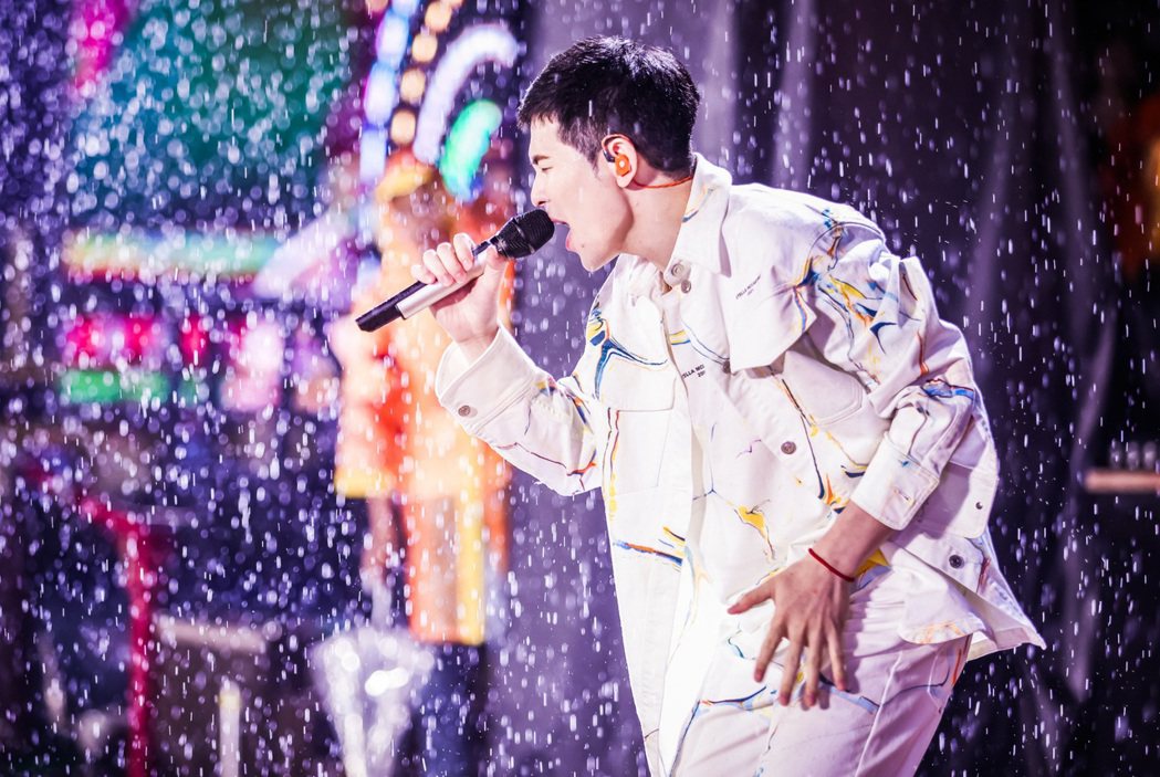 蕭敬騰在大陸冒雨開唱。圖／喜鵲娛樂提供