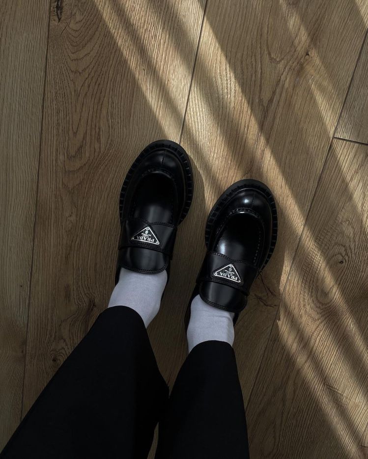 Prada這幾年積極強調三角Logo的魅力，旗下一雙拋光皮革橡膠厚底樂福鞋就是搭...