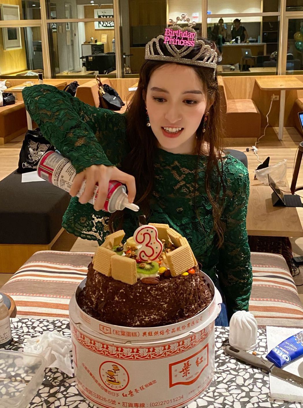 Lara梁心颐在生日当天直播开唱，开心装饰蛋糕。图／新湃传媒提供
