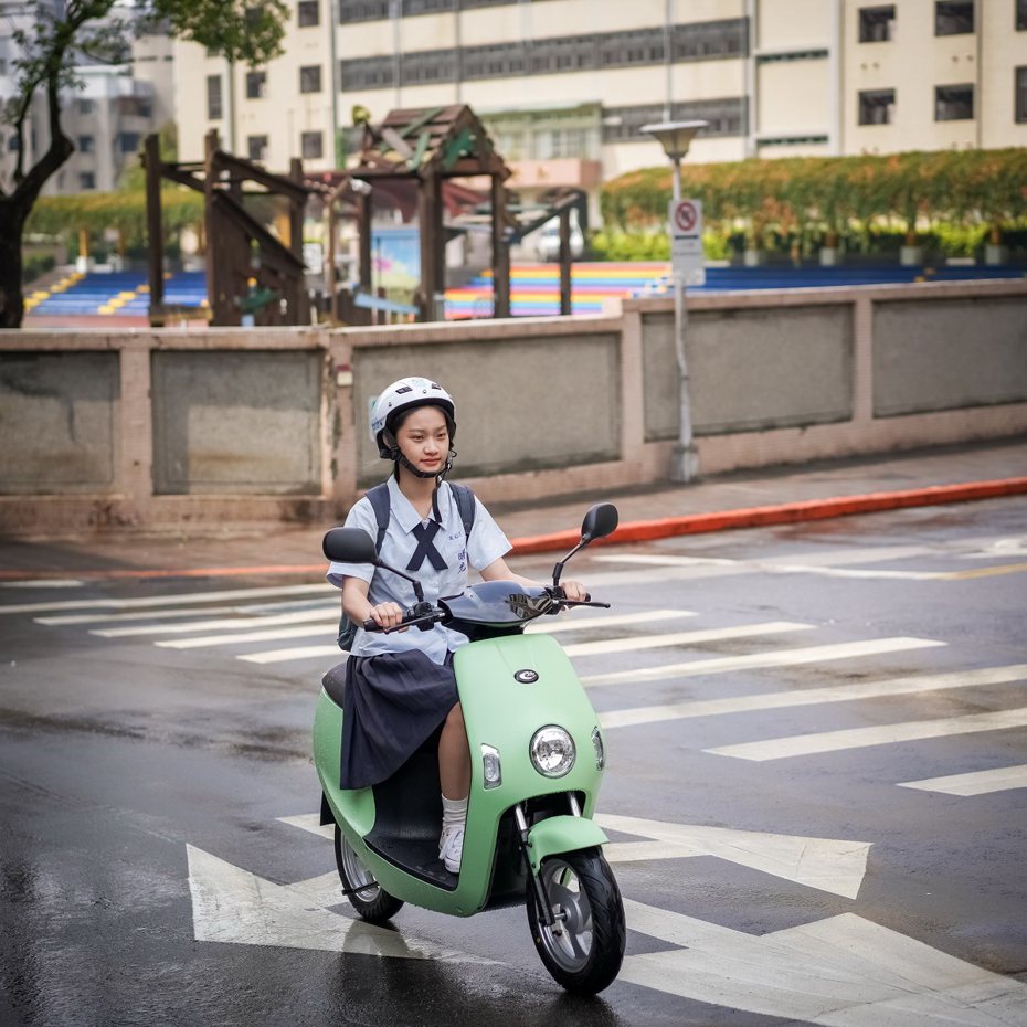 eMOVING電動自行車春夏新色登場，配備升級。 圖/中華汽車提供