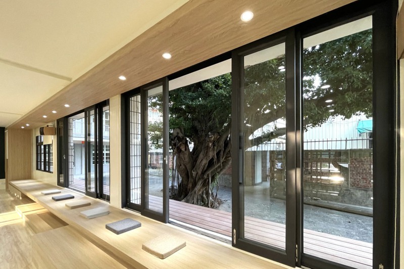 台南市西港國中將角落的視聽教室改造成榕樹下圖書館，營造恬靜的讀書氣氛。圖／西港國小提供