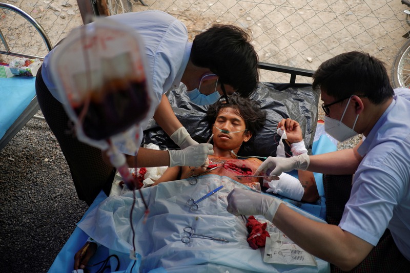 緬甸第二大城瓦城醫生今年三月在一間臨時醫院搶救抗議中被槍擊的示威者。路透