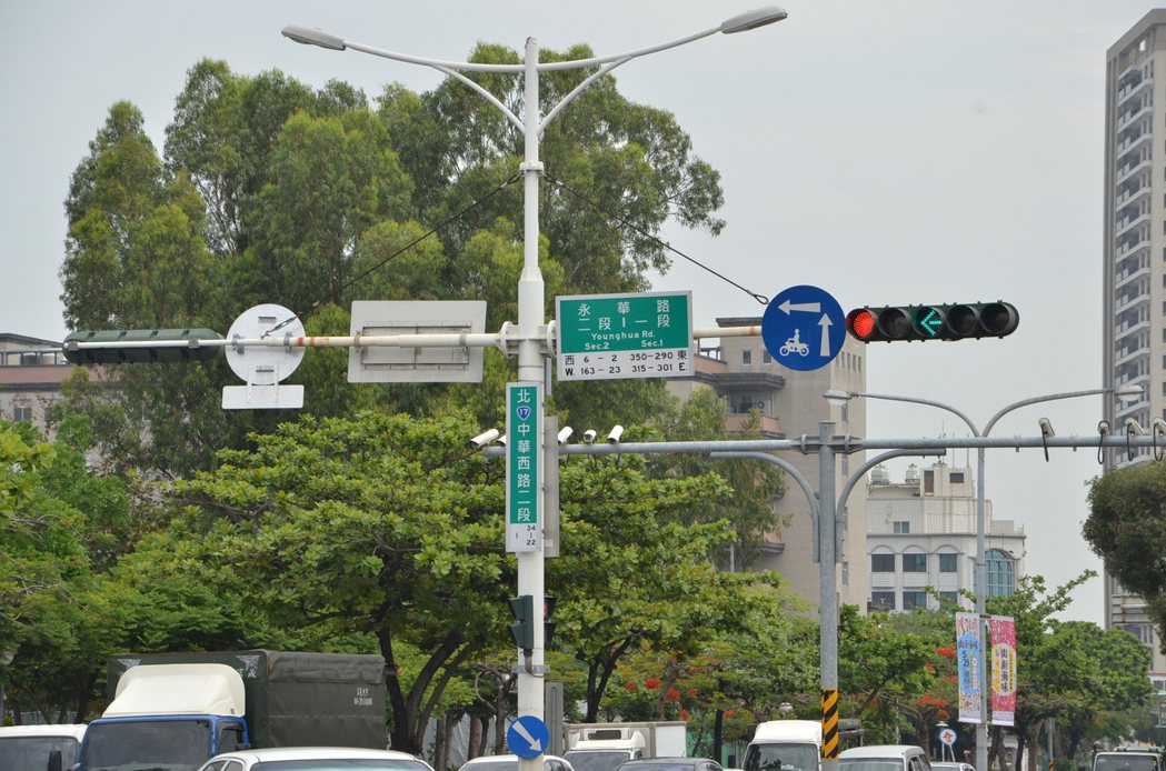 台南市政府交通局完成1300處紅綠燈重新設定調整，上下午尖峰時段周期統一調整為140秒，每天周期切換調降為6次。圖／台南市交通局提供